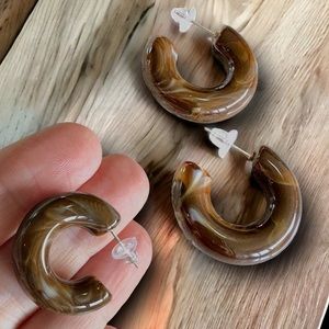 - Lucite teardrop curved post earrings hypoallergenic NWT modern chic artsy